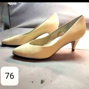 Nine West high heelColor creamSize 6M2" heelLeather upper